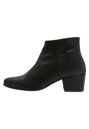 Bottine noire en simili peau de serpent texturée avec un bout arrondi et un talon bas et épais. Le design présente une finition lisse et une silhouette élégante.