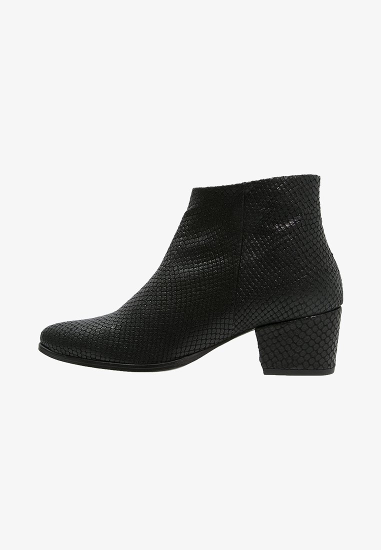 Bottine noire en simili peau de serpent texturée avec un bout arrondi et un talon bas et épais. Le design présente une finition lisse et une silhouette élégante.