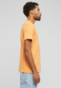 Karl Kani SMALL SIGNATURE - Marškinėliai su spaudiniu - orange offwhite