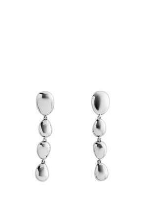 Sølvdråbeøreringe med fire forbundne, glatte, uregelmæssige ovale former hængende vertikalt i et minimalistisk design på en hvid baggrund.