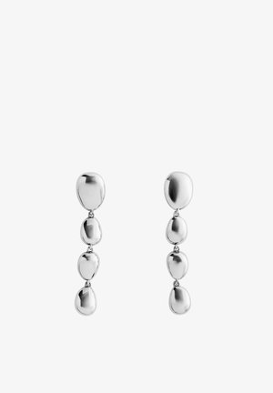 Orecchini a goccia d'argento con quattro forme ovali lisce e irregolari collegate tra loro, appese verticalmente in un design minimalista su sfondo bianco.