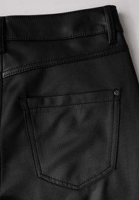Zwarte nepleren broek met een gladde textuur, voorzien van een achterzak met een zichtbare naad en een klein zwart knoopdetail.
