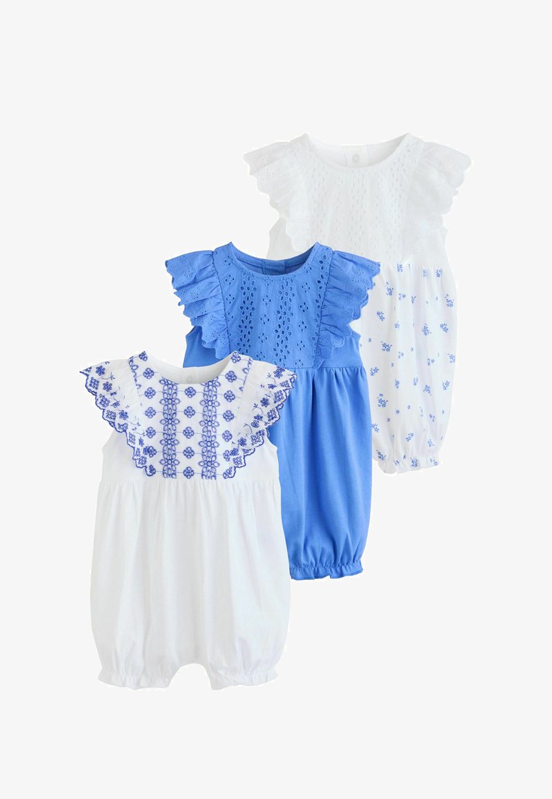 Tre tutine per neonati con dettagli in pizzo ad occhiello e maniche arricciate; una bianca con ricamo blu, una blu unita, una bianca con stampa floreale blu.