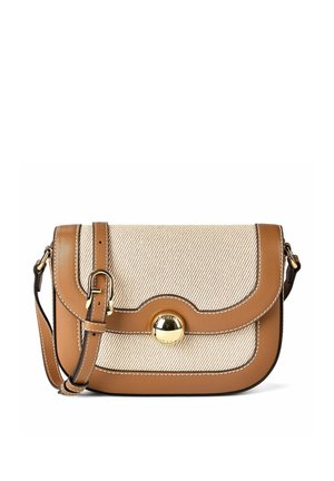Bolso pequeño tipo bandolera con ribete de cuero marrón claro, cuerpo de tela beige, correa ajustable y cierre redondo dorado en la solapa frontal.