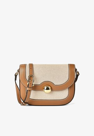 Kleine Umhängetasche mit cognacfarbenem Lederbesatz, beigem Stoffkörper, verstellbarem Riemen und rundem goldfarbenem Verschluss an der Vorderklappe.