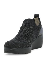 Stivaletto nero a zeppa realizzato in materiale a maglia testurizzata con accenti metallici. Presenta una punta arrotondata e una linguetta per una facile calzata.
