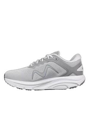Chaussure de course athlétique grise avec semelle blanche, dessus en mesh, fermeture à lacets et design ondulé sur le côté, vue du côté extérieur.