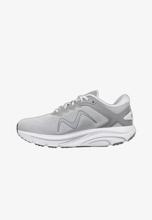 Chaussure de course athlétique grise avec semelle blanche, dessus en mesh, fermeture à lacets et design ondulé sur le côté, vue du côté extérieur.