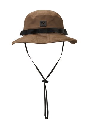 Chapeau seau marron à large bord avec sangle de menton noire réglable et bande noire autour de la calotte, avec un petit patch logo carré.