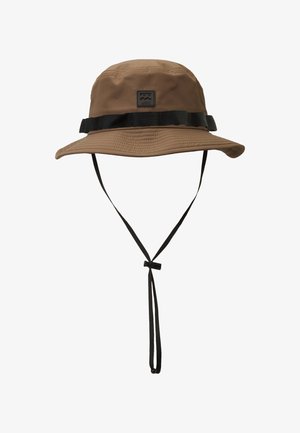 Chapeau seau marron à large bord avec sangle de menton noire réglable et bande noire autour de la calotte, avec un petit patch logo carré.