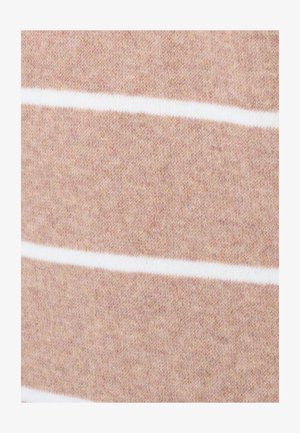 Gestrickter Stoff in sanftem Rosa mit weißen horizontalen Streifen, der eine glatte Textur und subtile Farbnuancen aufweist.