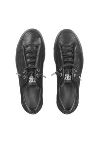 Scarpe in suede nero con profilo basso, caratterizzate da un design con lacci, dettagli in argento e una texture liscia. Include il logo sulla linguetta.