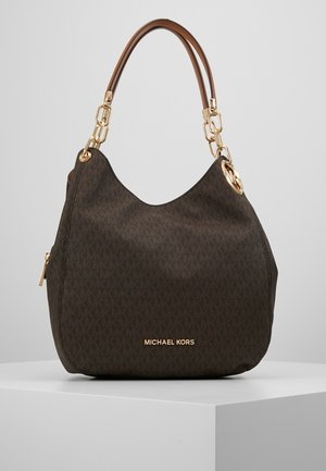Sac hobo Michael Kors marron foncé avec ferrures dorées, poignées en cuir et motif logo répétitif sur une surface d'exposition blanche.