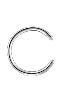 Silverfärgad metallarmband med en slät, rundad design. Har en polerad yta och öppna ändar, vilket framhäver en minimalistisk stil.