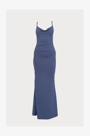 Robe maxi sans manches, en tissu lisse bleu. Présente un décolleté drapé, une taille cintrée et une fente sur le côté pour faciliter les mouvements.