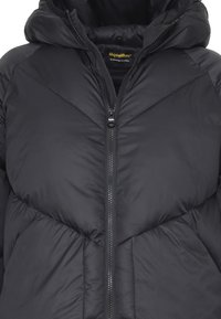 Giacca a vento nera con cappuccio, dotata di chiusura frontale con zip e motivo a rombi. Realizzata in materiale lucido e leggero.