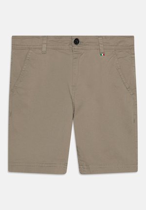 Pantalones cortos beige hechos de tela ligera, con bolsillos frontales, cierre de botones y un pequeño detalle de la bandera italiana en la cintura.