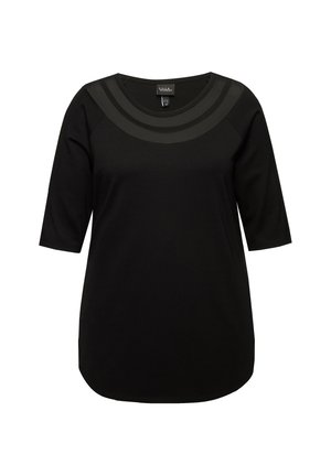 Černý top s tříčtvrtečními rukávy. Obsahuje kulatý výstřih s vrstveným designem v kontrastním materiálu. Hladká textura.