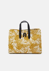 Sac fourre-tout jaune avec un motif de feuilles blanches, des poignées en cuir noir et une décoration en forme de U à l'avant. Tissu léger.
