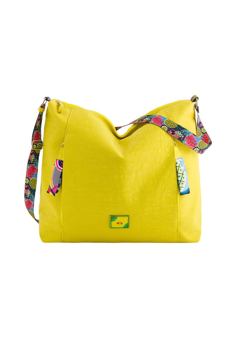 Bolso hobo amarillo con un acabado texturizado, que presenta una correa de patrón multicolor y una pequeña etiqueta de acento verde en la parte frontal.