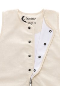 Beiger Schlafsack mit glatter Stoffoberfläche, ausgestattet mit einem weißen Innenfutter, Druckknöpfen und einem Reißverschluss an der Unterseite zum Schließen.