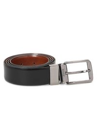 Zwarte leren riem met een gladde textuur, contrasterende bruine binnenzijde, zilveren rechthoekige gesp met merkgravure, meerdere verstelgaten.