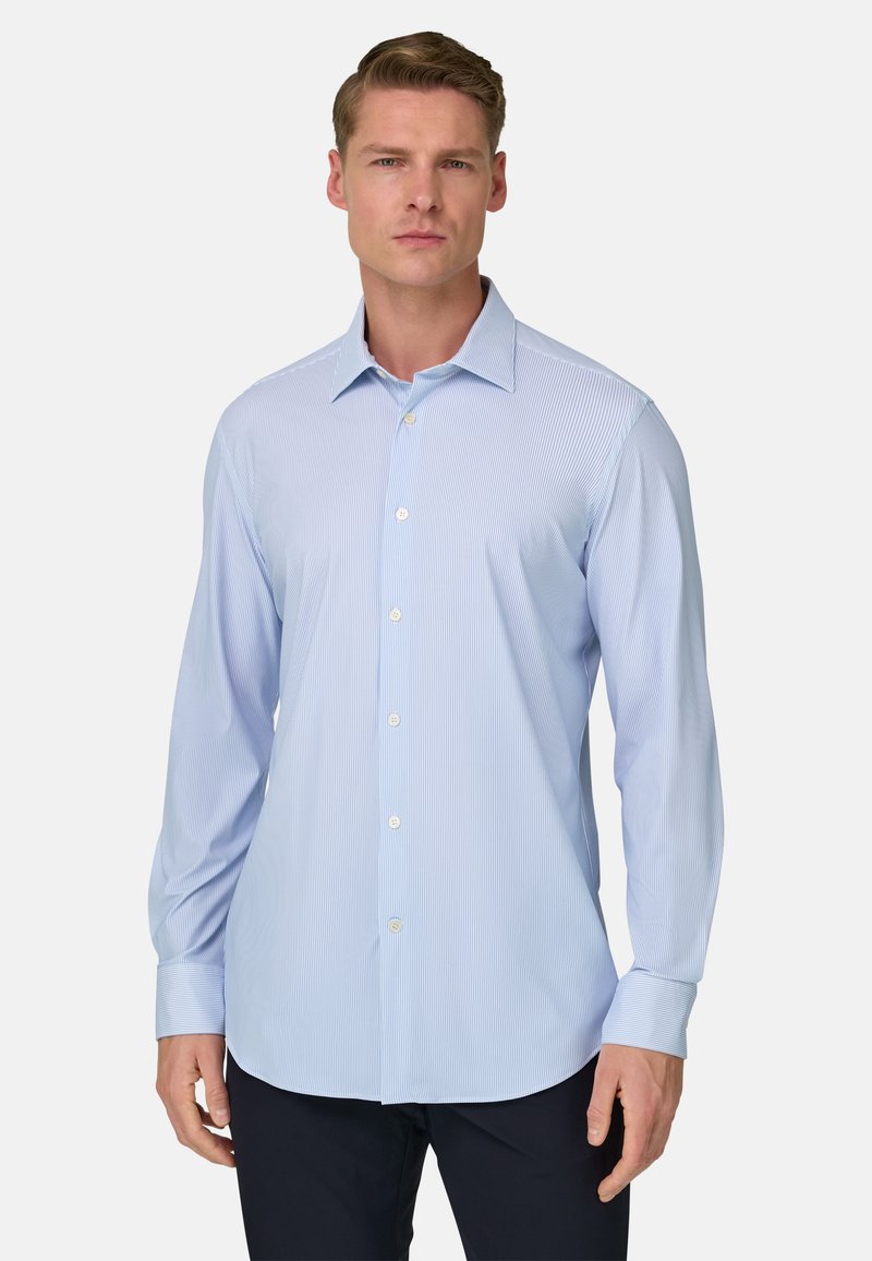 Světle modrá pruhovaná košile s dlouhým rukávem, špičatým límečkem, zapínáním na knoflíky a manžetami. Hladká tkanina s moderním střihem.