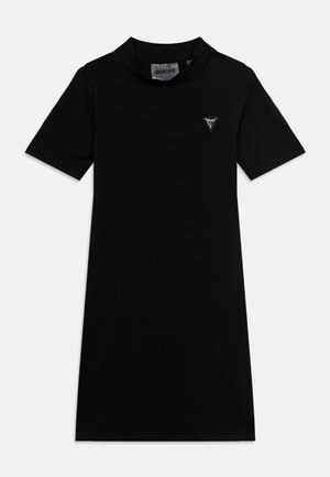 Černé bavlněné šaty s krátkým rukávem, s vysokým výstřihem a malou trojúhelníkovou nášivkou na hrudi.