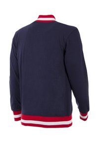 Marineblauwe sweatshirt met een geribde rode en witte kraag en manchetten. Heeft een eenvoudig, effen ontwerp en een relaxed fit.