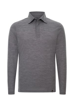 Camisa polo de manga larga gris, hecha de una tela suave y texturizada. Presenta un cuello y una tapeta con tres botones. Diseño minimalista, sin patrones.