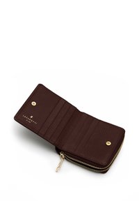 Cartera de cuero marrón con un acabado texturizado, cremallera dorada, múltiples ranuras para tarjetas y un cierre de botón. Logo grabado visible en el interior.