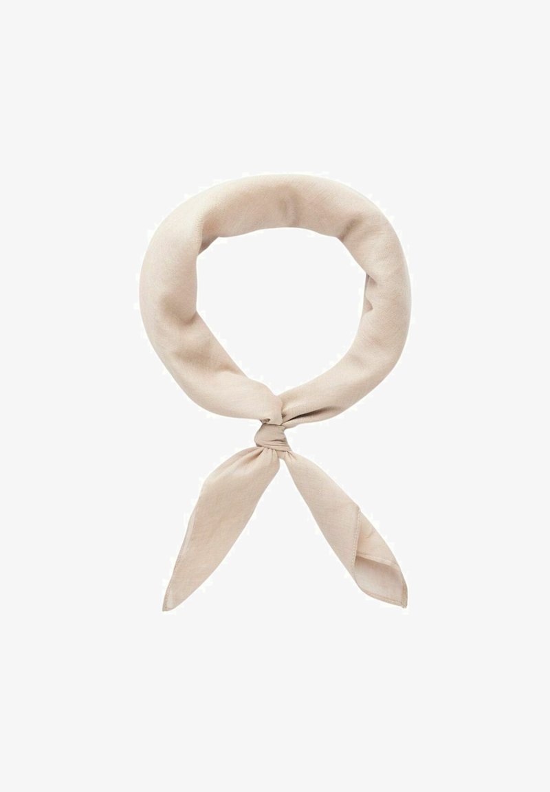 Beige stofsjal designet i en sløjfe, bundet med to lange ender. Materialet ser blødt ud med en glat tekstur og minimal detaljering.