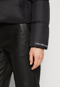 Calvin Klein Jeans ARCHETYPE SHORT PUFFER - Dūnu jaka - black