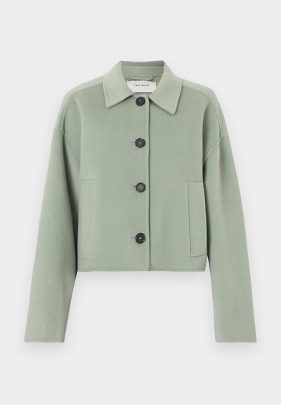 Μαλακό cropped σακάκι από μάλλινο ύφασμα σε χρώμα φασκόμηλο, με μεγάλα μαύρα κουμπιά, πλαϊνές τσέπες και κλασικό γιακά, επώνυμο Ivy Oak.