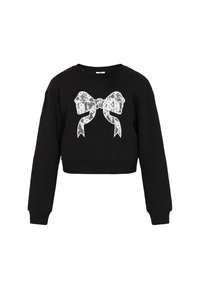 Fekete, rövidített fazonú pulóver hosszú ujjakkal, elöl fehér csipke masni grafikával. Puha, texturált anyag.