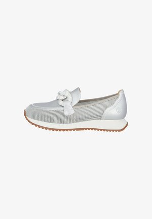 Zapato deslizante de malla plateada con un acento anudado, parte superior texturizada, suela blanca y suela de goma marrón claro.