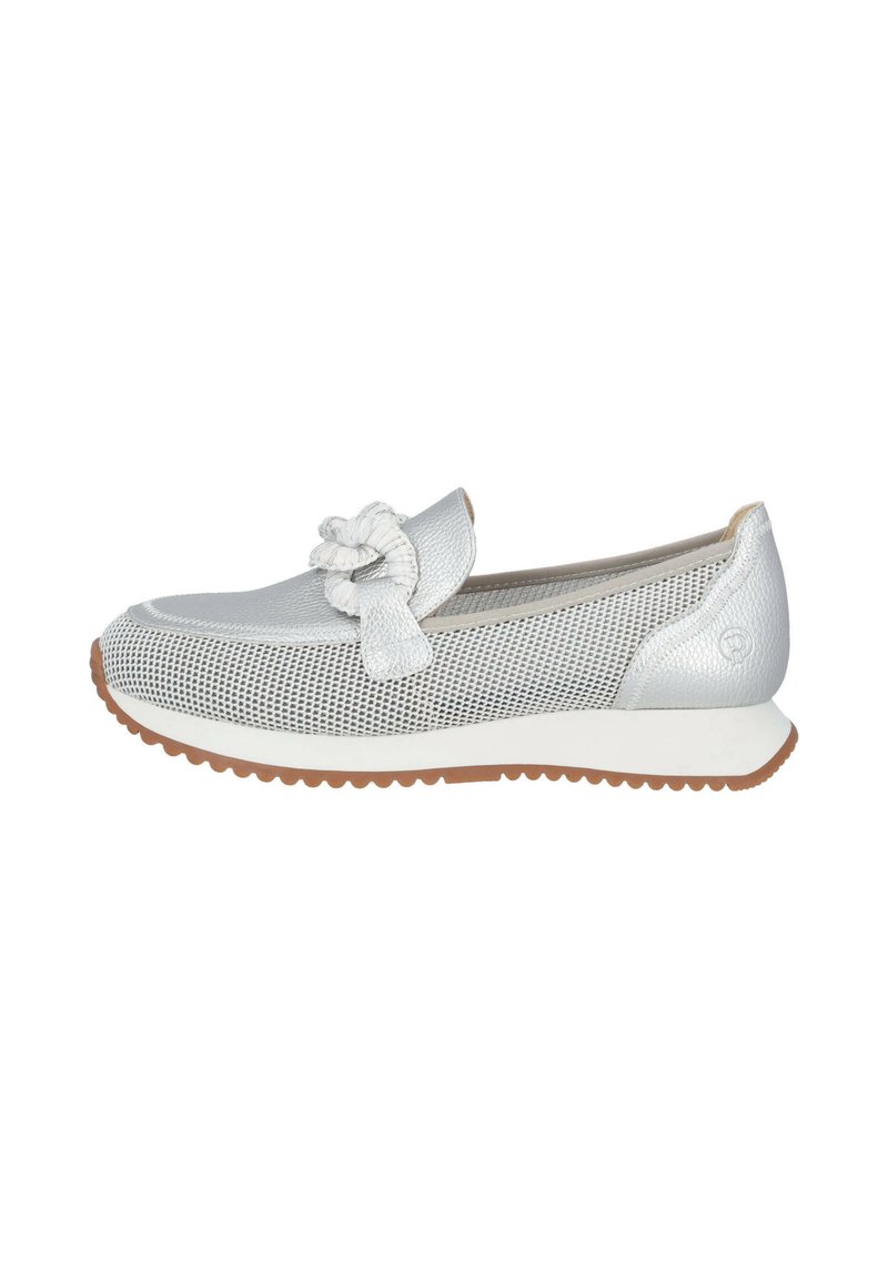 Zapato deslizante de malla plateada con un acento anudado, parte superior texturizada, suela blanca y suela de goma marrón claro.