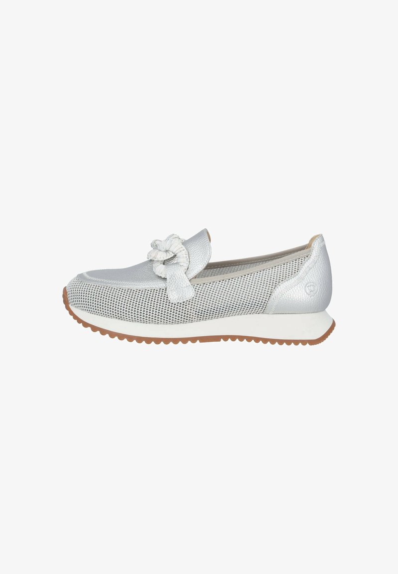 Silbernes Netzschlupf-Schuh mit geknotetem Akzent, strukturiertem Obermaterial, weißer Sohle und hellbraunem Gummiaußensohle.