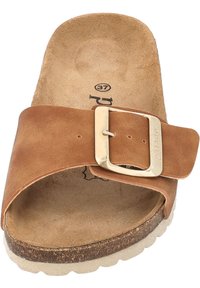 Sandale à glissière en cuir marron avec une large sangle et une boucle de couleur dorée. Semelle intérieure en daim et semelle extérieure en caoutchouc texturée, légèrement surélevée.