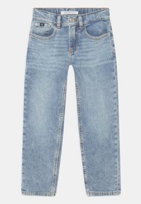 Jasnoniebieskie jeansy o prostym kroju z pięcioma kieszeniami, zapięciem na guzik i zamek błyskawiczny oraz metką Calvin Klein Jeans na pasku.