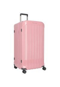 Maleta dura rosa con diseño de estrías verticales, asa retráctil y cuatro ruedas giratorias negras para una fácil movilidad.