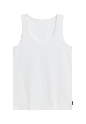 Biała bawełniana koszulka na ramiączkach z dekoltem w serek, szerokimi ramiączkami i prostym dołem. Posiada małą metkę z materiału po lewej stronie u dołu.