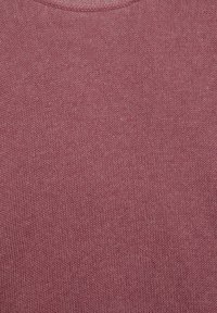 Strickstoff in Magenta mit strukturiertem Oberfläche, lockerem Gewebe und rundem Ausschnitt. Weiches und atmungsaktives Material.