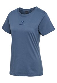 Niebieska koszulka z krótkim rękawem wykonana z mieszanki bawełny, z okrągłym dekoltem i subtelnym wytłoczonym logo na środku. Gładka tekstura.