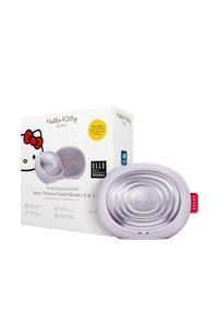Sonisk ansiktsborste med en texturerad lavendelutsida och silverinredning, med en Hello Kitty-design och röd tag. Förpackningen innehåller varumärkesinformation och funktioner.