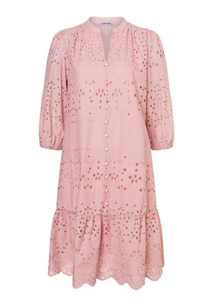 Robe rose mi-longue avec broderie ajourée, manches trois-quarts bouffantes, boutons recouverts de tissu sur le devant et ourlet festonné.