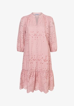 Robe rose mi-longue avec broderie ajourée, manches trois-quarts bouffantes, boutons recouverts de tissu sur le devant et ourlet festonné.