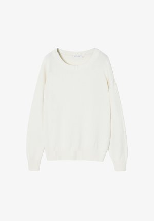 Bjela oversized pulover izrađen od mekanog materijala, s širokim okruglim izrezom, dugim rukavima i rebrastim rubovima i manžetama.