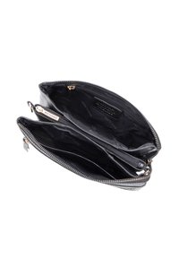 Černá kožená peněženka se zlatými zipy, která má několik přihrádek a hladký, strukturovaný vnitřní podšívku. Logo značky viditelné uvnitř.