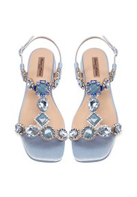 Sandali in satin blu chiaro con un design impreziosito da pietre di diverse forme e dimensioni in blu chiaro e trasparente, punta quadrata e cinturino alla caviglia.